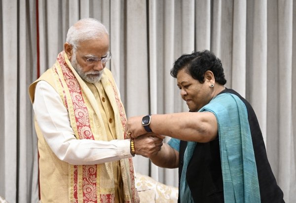 राज्यपाल ने प्रधान मंत्री को बांधी मनोहर गौशाला में बनी राखी