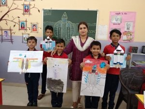 ब्राइट स्पार्क में पोस्टर पर नन्हे मुन्नों ने उकेरा चंद्रयान