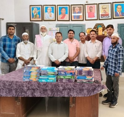 इकरा फाउंडेशन ने पीएम श्री बख्शी शाला में छात्रों के अध्ययन के लिये निःशुल्क पाठ्य सामग्री दी