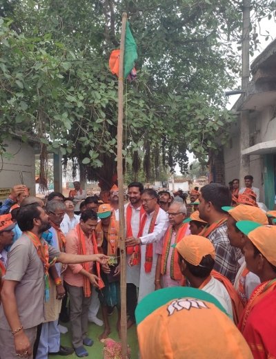 जिलाध्यक्ष ने फहराया ध्वज,जिले में मनाया गया स्थापना दिवस