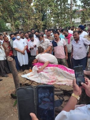 विधायक देवव्रत हुए पंचतत्व में विलीन,राजकीय सम्मान के साथ हुआ अंतिम संस्कार&nbsp;