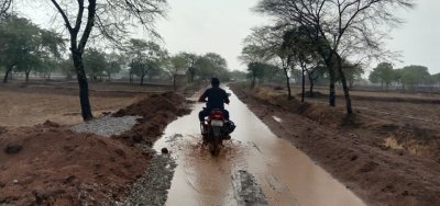 बदहाली : निर्माणधीन जुरलाकला से खपरी सिदार सड़क में भरा पानी