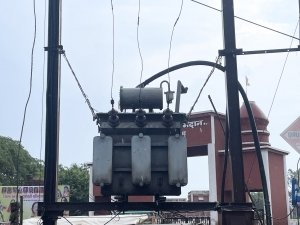 गुरुवार को बिजली की आंख मिचौली रही जारी