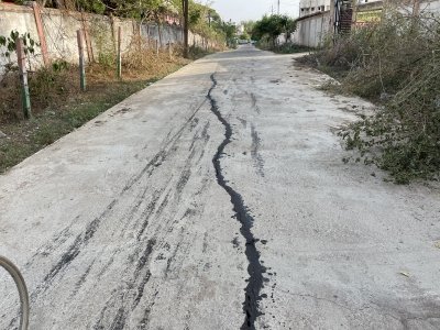 लीपापोती : फटी सड़क में डाल रहे डामर का घोल